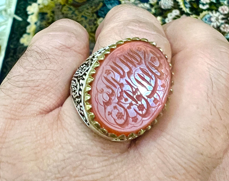 انگشتر عقیق سرخ یمنی کهنه و طوقدار ، خطی ،بسیار خاص