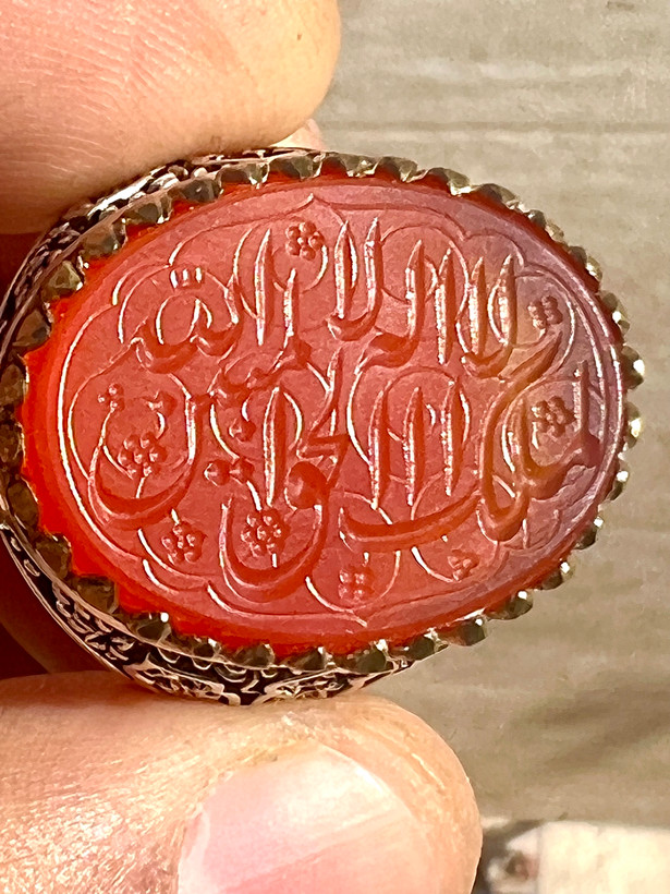 انگشتر عقیق سرخ یمنی کهنه و طوقدار ، خطی ،بسیار خاص