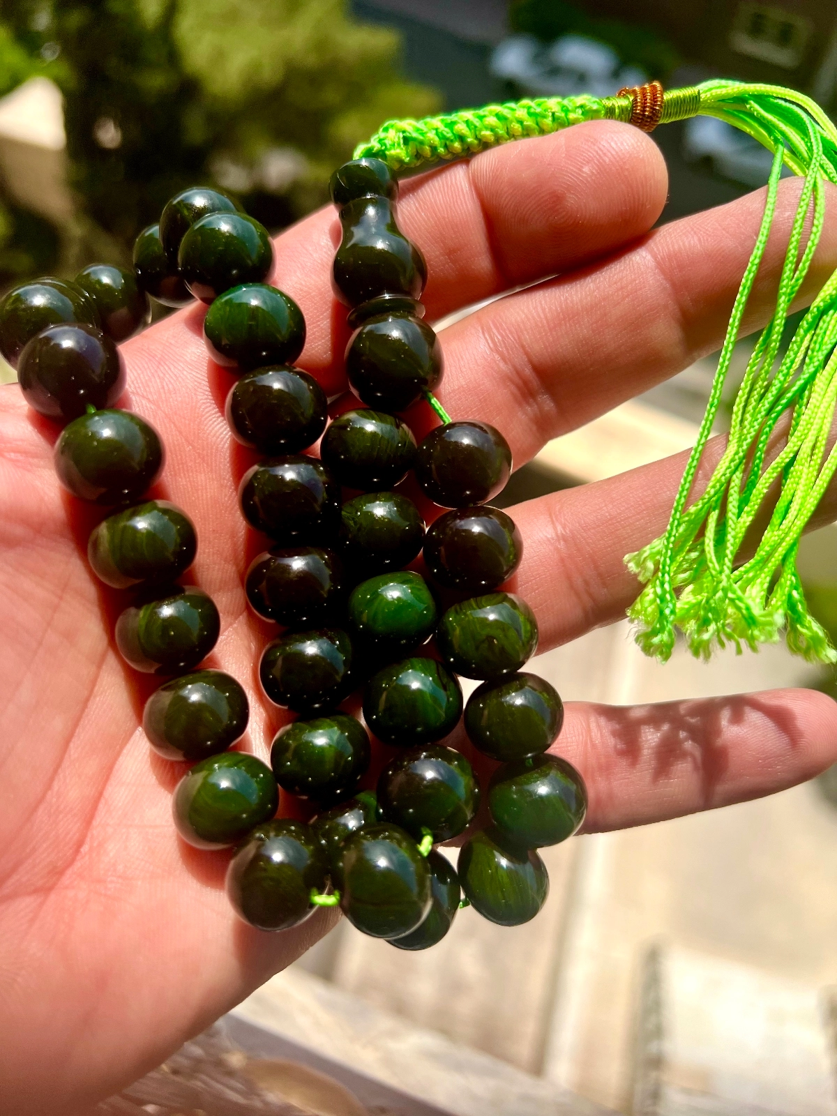 تسبیح کهربای سبز لجنی از شمش سری اول قدمت ۱۵ ساله کد ۱۴۳ s