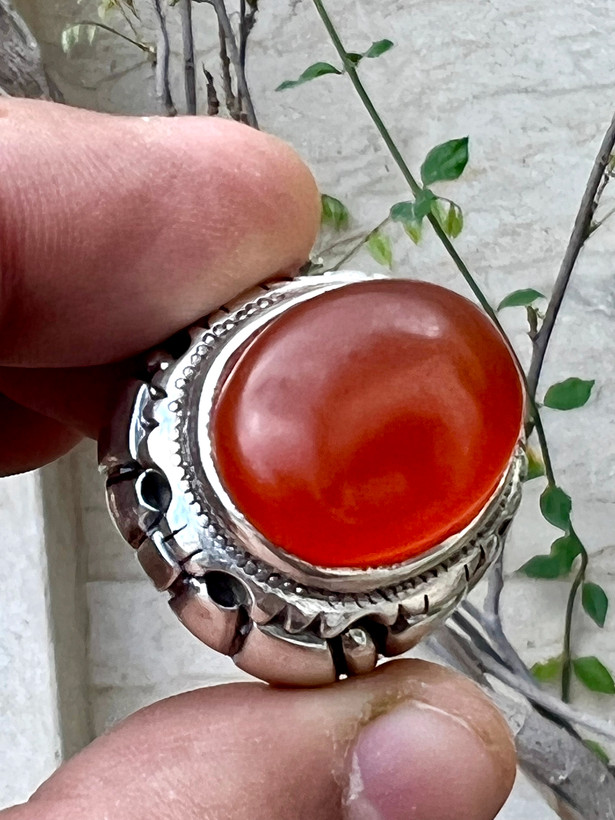 انگشتر عقیق سرخ یمن کهنه معدنی و طوقدار رکاب طرح زنجانی اثر استاد دانیال هومندنیا کد ۴۶۳