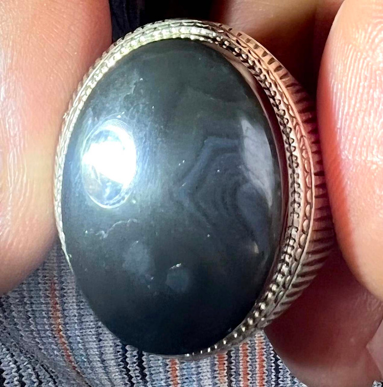 انگشتر عقیق سیاه معدنی با رگه های سلیمانی رکاب دستی کهنه کد ۱۸۳