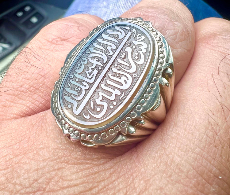 انگشتر عقیق یمنی نباتی رگه دار کهنه با خط کوپال برجسته سبک صفوی ،رکاب فاخر زنجانی کد ۱۸۷ s