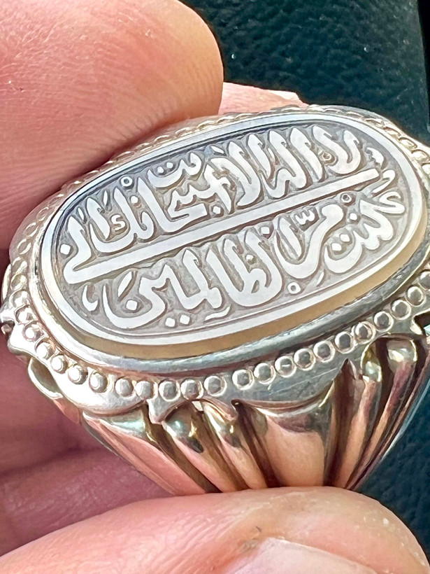 انگشتر عقیق یمنی نباتی رگه دار کهنه با خط کوپال برجسته سبک صفوی ،رکاب فاخر زنجانی کد ۱۸۷ s
