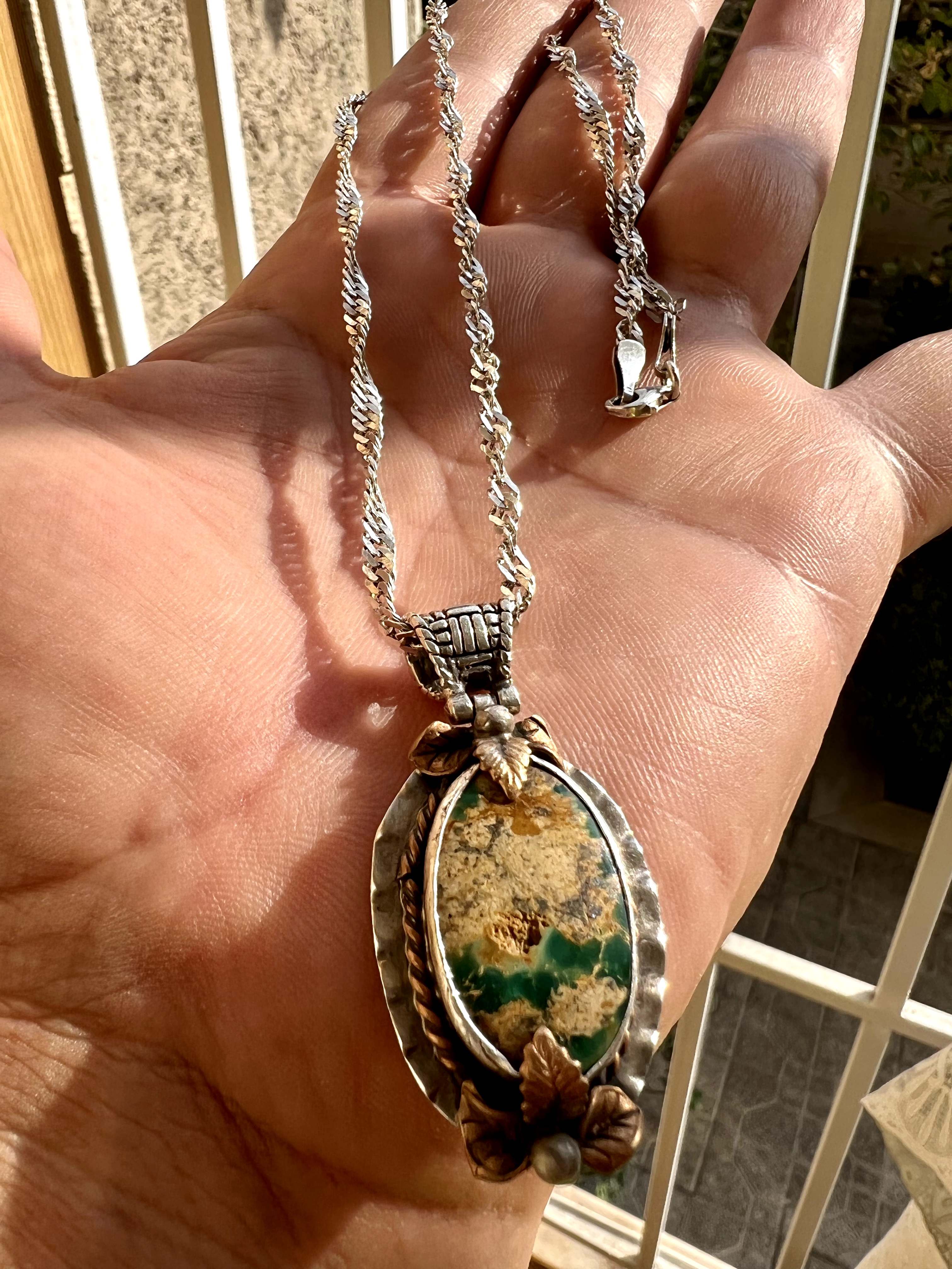 گردنبند (زنجیر)نقره ۹۲۵ طرح کارتیر و پلاک پشت بسته با سنگ فیروزه سبز رگه طلایی نیشابوری اصل و کهنه ،اسپرت ،کد ۱۹۹