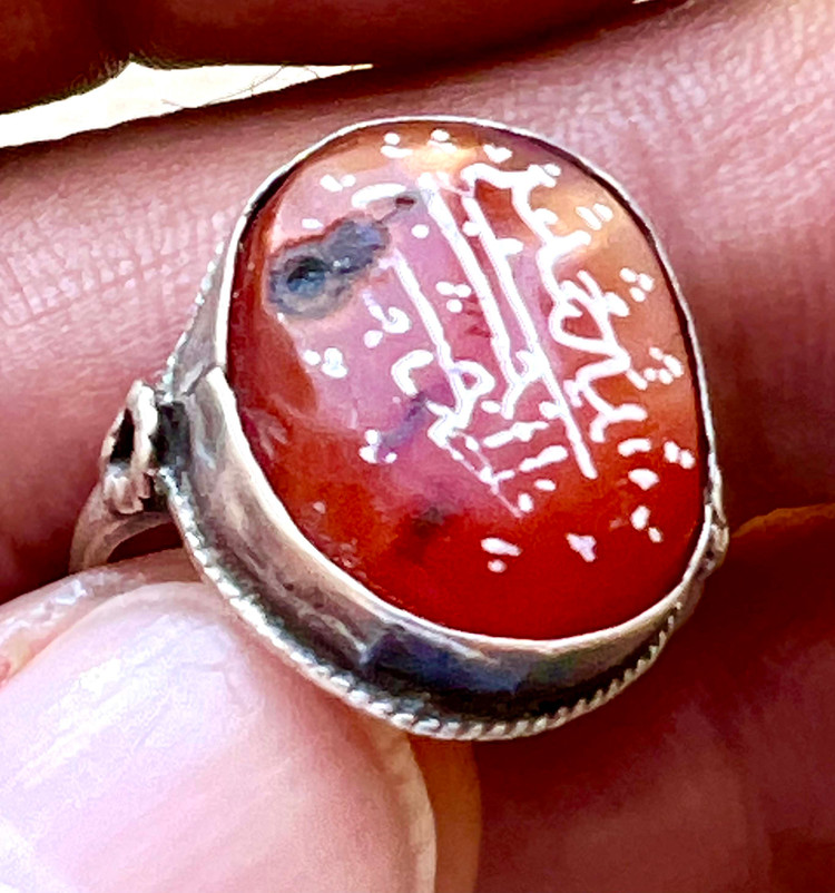 انگشتر عقیق سرخ کهنه یمنی خط بیاضی(پیازی)صفوی اصیل با رکاب فابریک دوران صفوی، کد ۳۶۰