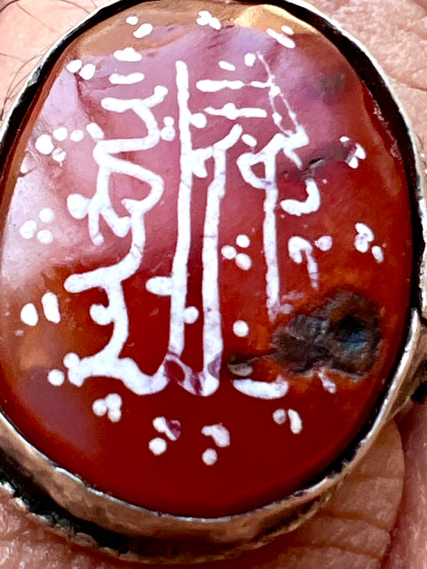انگشتر عقیق سرخ کهنه یمنی خط بیاضی(پیازی)صفوی اصیل با رکاب فابریک دوران صفوی، کد ۳۶۰