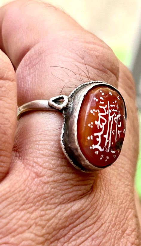 انگشتر عقیق سرخ کهنه یمنی خط بیاضی(پیازی)صفوی اصیل با رکاب فابریک دوران صفوی، کد ۳۶۰