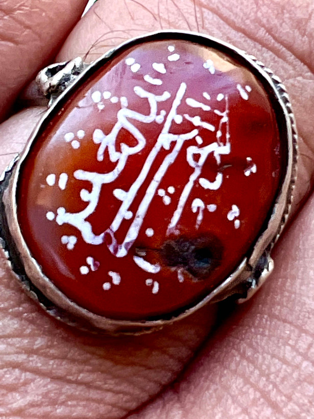 انگشتر عقیق سرخ کهنه یمنی خط بیاضی(پیازی)صفوی اصیل با رکاب فابریک دوران صفوی، کد ۳۶۰