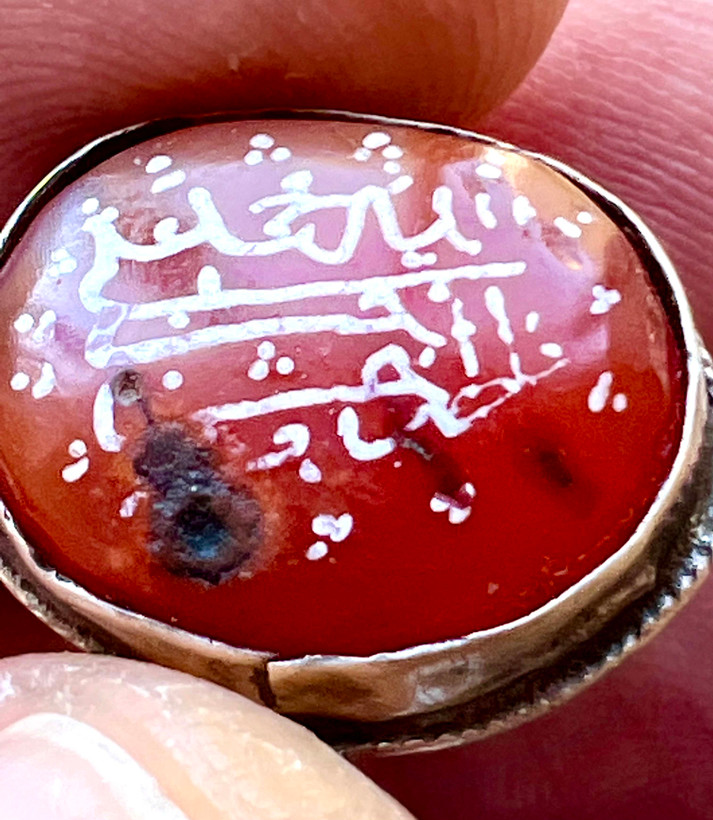 انگشتر عقیق سرخ کهنه یمنی خط بیاضی(پیازی)صفوی اصیل با رکاب فابریک دوران صفوی، کد ۳۶۰
