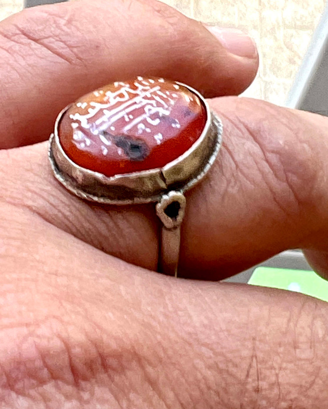 انگشتر عقیق سرخ کهنه یمنی خط بیاضی(پیازی)صفوی اصیل با رکاب فابریک دوران صفوی، کد ۳۶۰