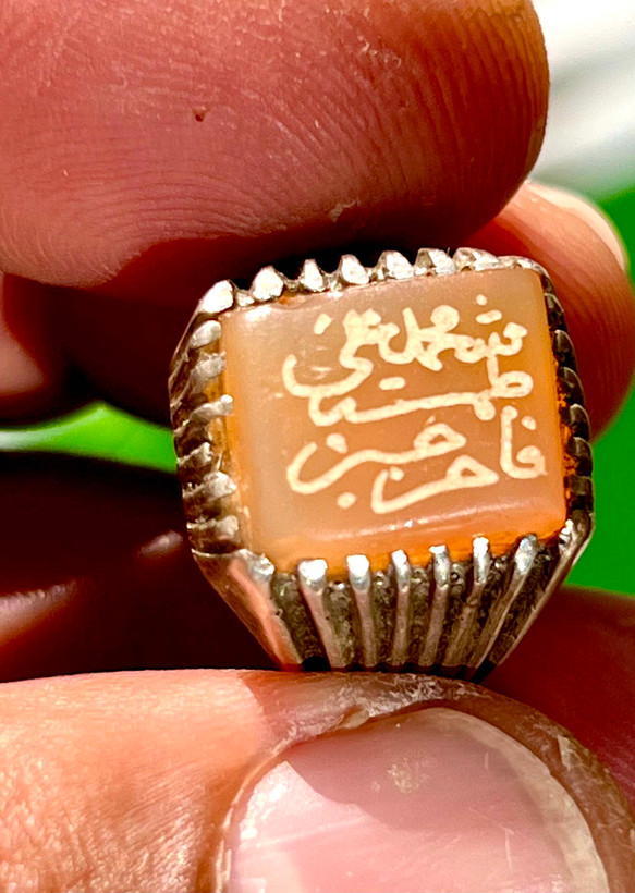 انگشتر عقیق کهنه یمنی اصل با خط قدمت دار دوران صفوی خط پیازی یا بیاضی رکاب دست ساز کهنه کد ۳۶۳