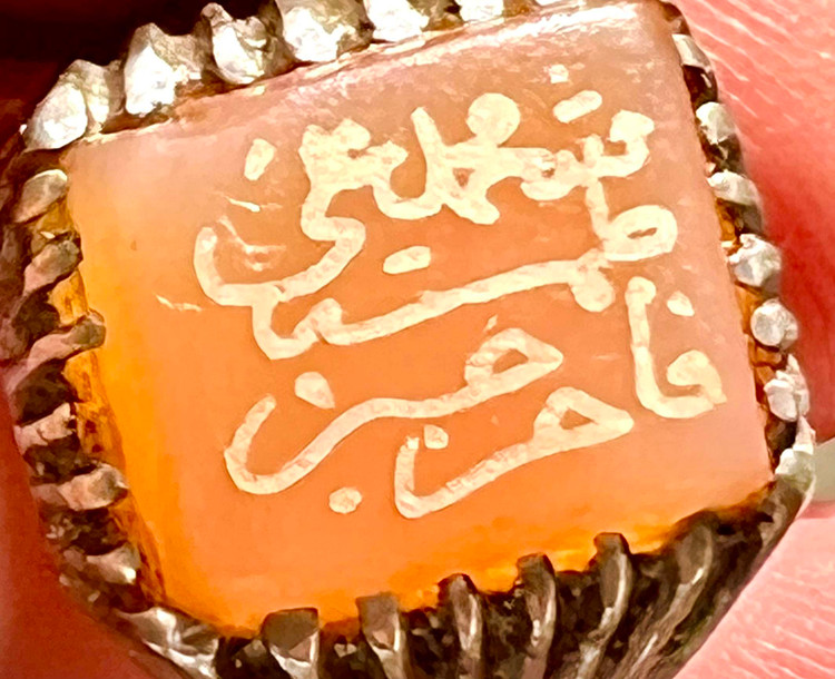 انگشتر عقیق کهنه یمنی اصل با خط قدمت دار دوران صفوی خط پیازی یا بیاضی رکاب دست ساز کهنه کد ۳۶۳