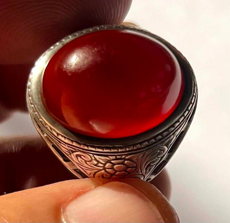 انگشتر عقیق سرخ کهنه یمنی طوق دار ،رکاب ممی سعادت به قلم استاد سیوان کد ۴۲۶