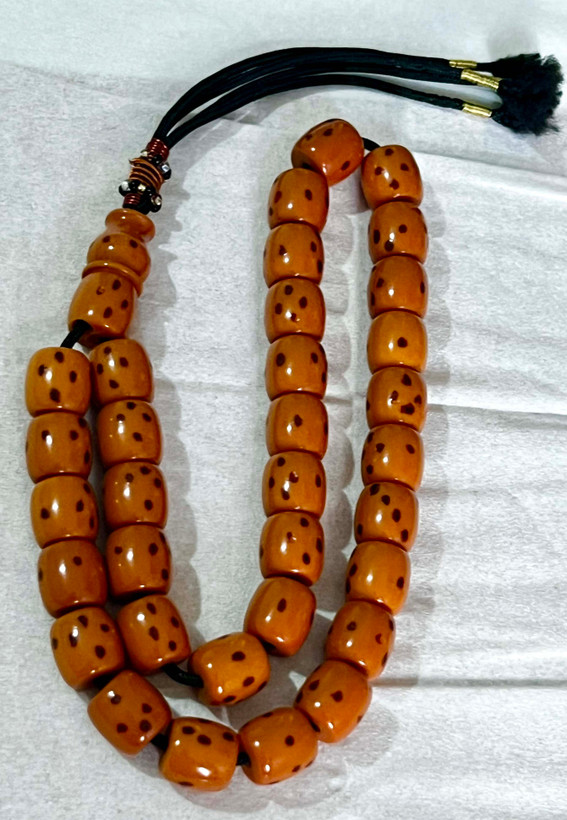 تسبیح سندلوس کهنه آلمان اصل ، چهارخال و رنگ اورده ، معطر و بودار کد ۴۷۳