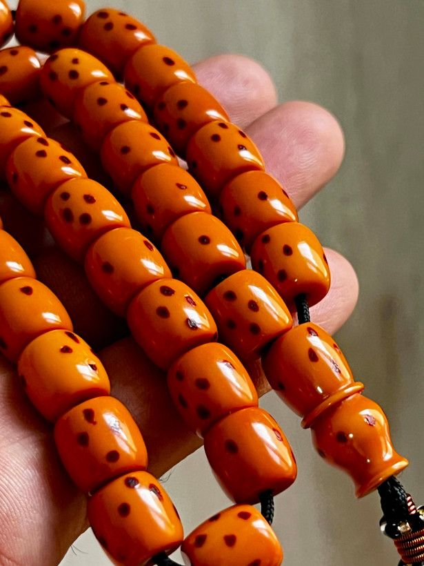 تسبیح سندلوس کهنه آلمان اصل ، چهارخال و رنگ اورده ، معطر و بودار کد ۴۷۳