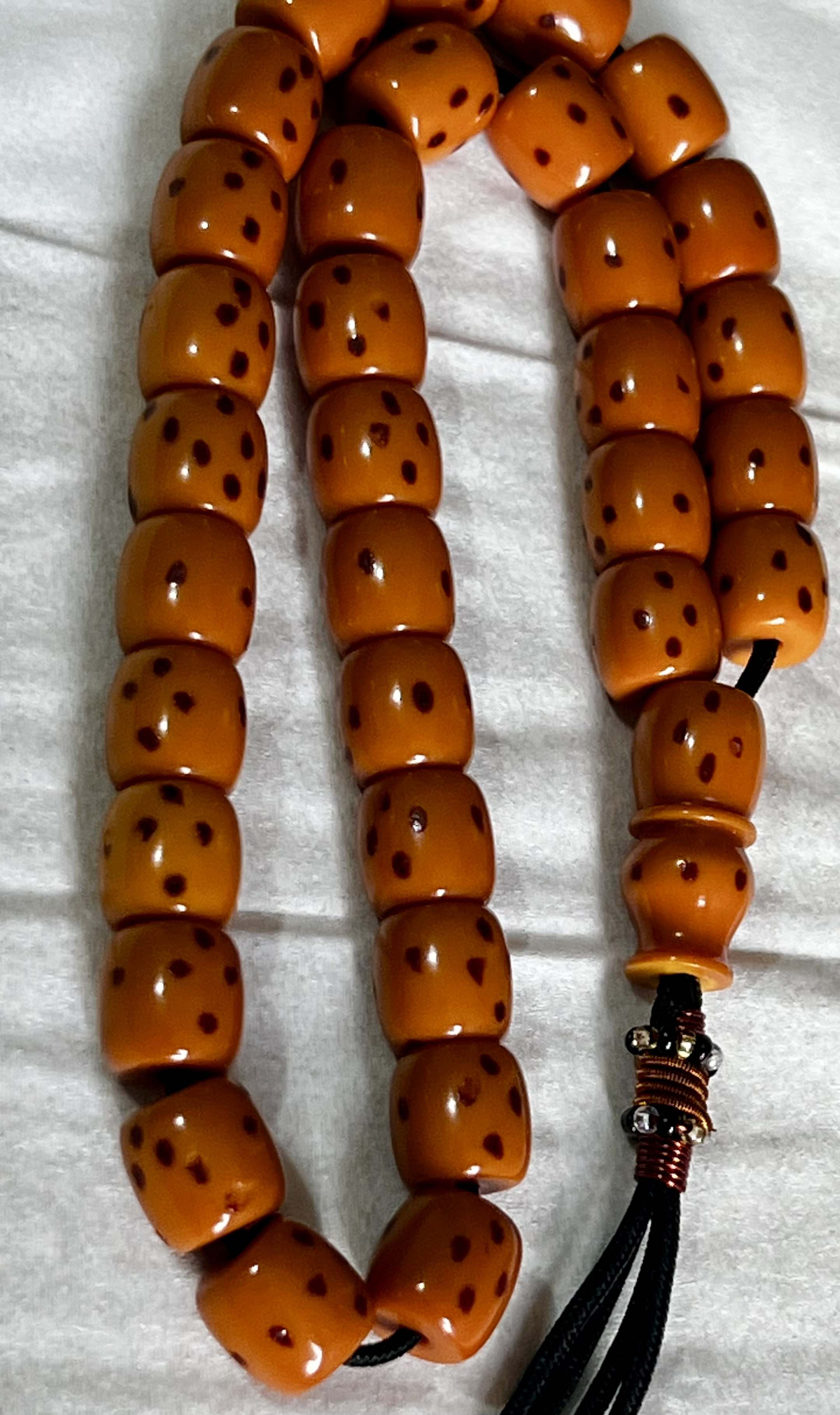 تسبیح سندلوس کهنه آلمان اصل ، چهارخال و رنگ اورده ، معطر و بودار کد ۴۷۳