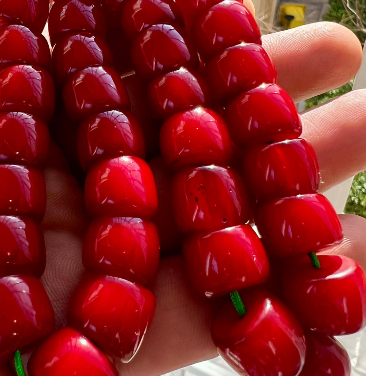 تسبیح کهربای کهنه آلبالویی چگالی دار خشک با تراش بی نظیر کد ۴۷۷