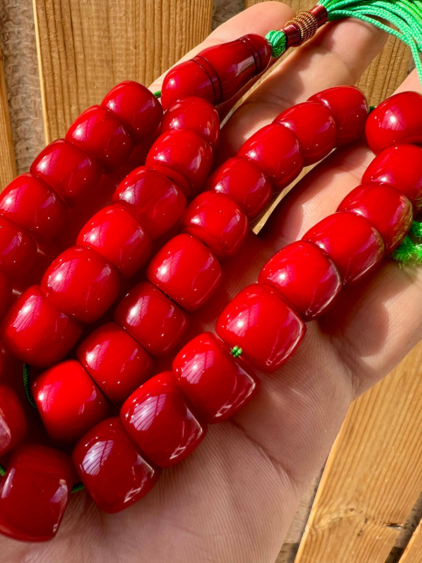 تسبیح کهربای کهنه آلبالویی چگالی دار خشک با تراش بی نظیر کد ۴۷۷