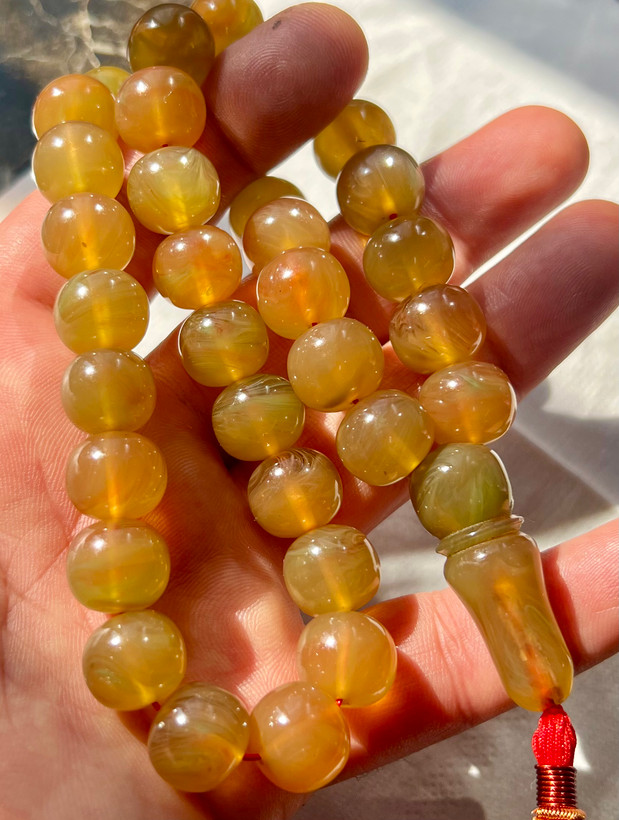 تسبیح کهربای کهنه بانکوک، رنگ گری عسلی ،رگه دار ، بودار و معطر تراش سی تا چهل ساله کد ۴۸۳