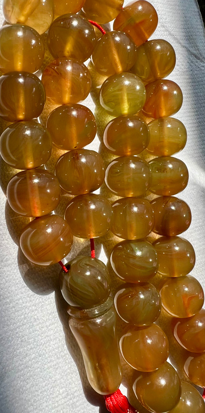تسبیح کهربای کهنه بانکوک، رنگ گری عسلی ،رگه دار ، بودار و معطر تراش سی تا چهل ساله کد ۴۸۳
