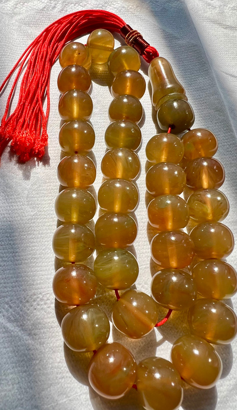 تسبیح کهربای کهنه بانکوک، رنگ گری عسلی ،رگه دار ، بودار و معطر تراش سی تا چهل ساله کد ۴۸۳