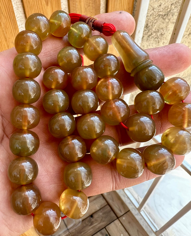 تسبیح کهربای کهنه بانکوک، رنگ گری عسلی ،رگه دار ، بودار و معطر تراش سی تا چهل ساله کد ۴۸۳
