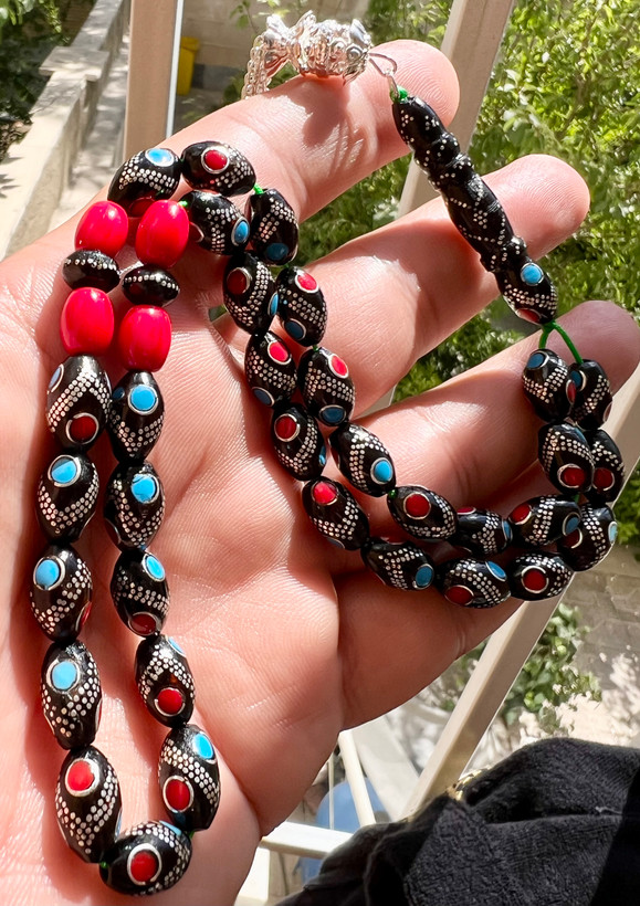 تسبیح یسر حجاز یا مکاوی قاجاری کهنه بودار مرصع کاری و نقره کوب کد ۵۲۷