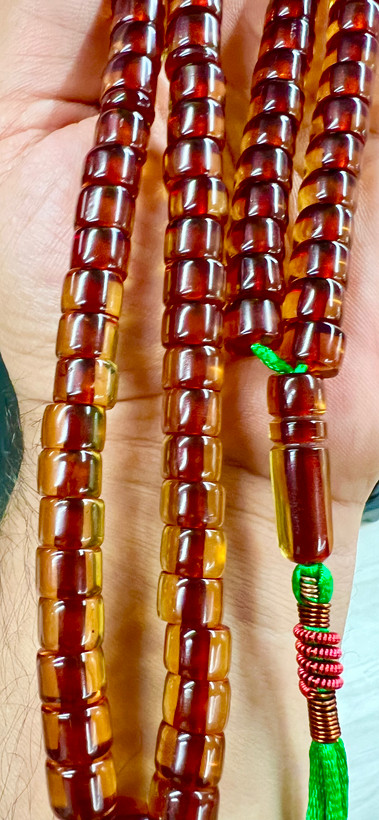 تسبیح سندلوس کهنه آلمان پاتین دار و تراش سی چهل ساله معطر رنگ زرد زعفرانی با مغز قرمز کد ۵۳۸