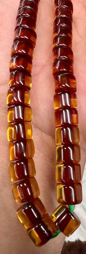 تسبیح سندلوس کهنه آلمان پاتین دار و تراش سی چهل ساله معطر رنگ زرد زعفرانی با مغز قرمز کد ۵۳۸