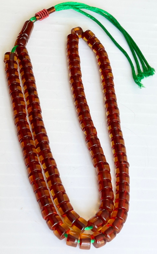 تسبیح سندلوس کهنه آلمان پاتین دار و تراش سی چهل ساله معطر رنگ زرد زعفرانی با مغز قرمز کد ۵۳۸