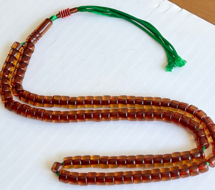 تسبیح سندلوس کهنه آلمان پاتین دار و تراش سی چهل ساله معطر رنگ زرد زعفرانی با مغز قرمز کد ۵۳۸