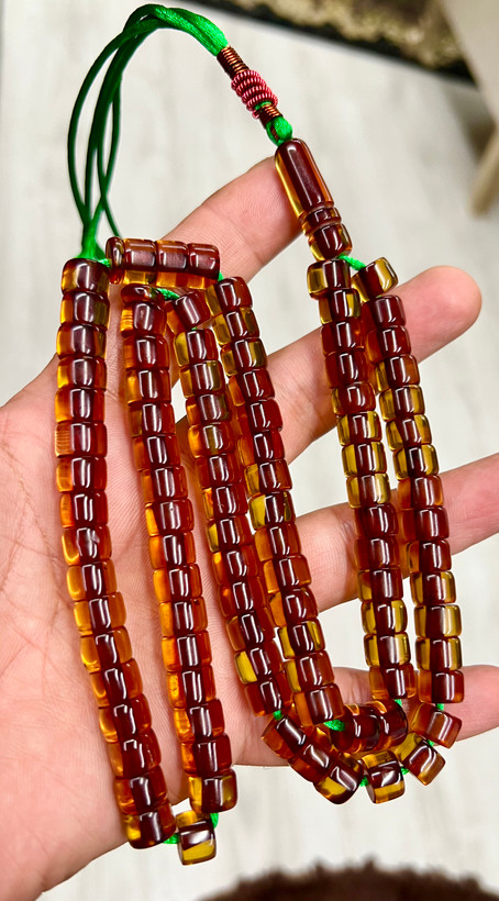 تسبیح سندلوس کهنه آلمان پاتین دار و تراش سی چهل ساله معطر رنگ زرد زعفرانی با مغز قرمز کد ۵۳۸