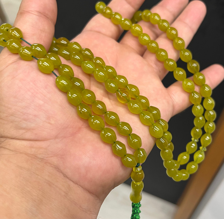 تسبیح شاه مقصود سبز انگوری فوق کهنه از معدن ماهیپر کد ۵۴۹