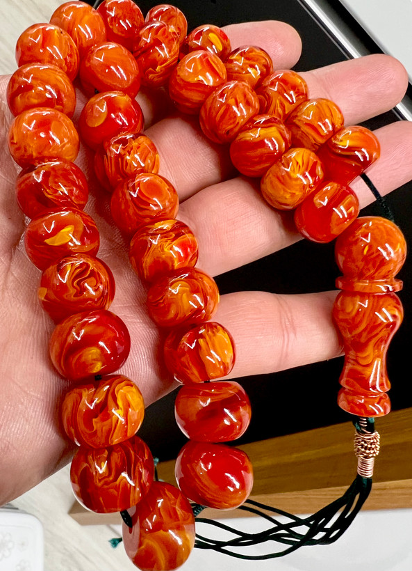 تسبیح کهربا پرچمی تمام رگه شمش سری اول تراش ده ساله کد ۵۷۵