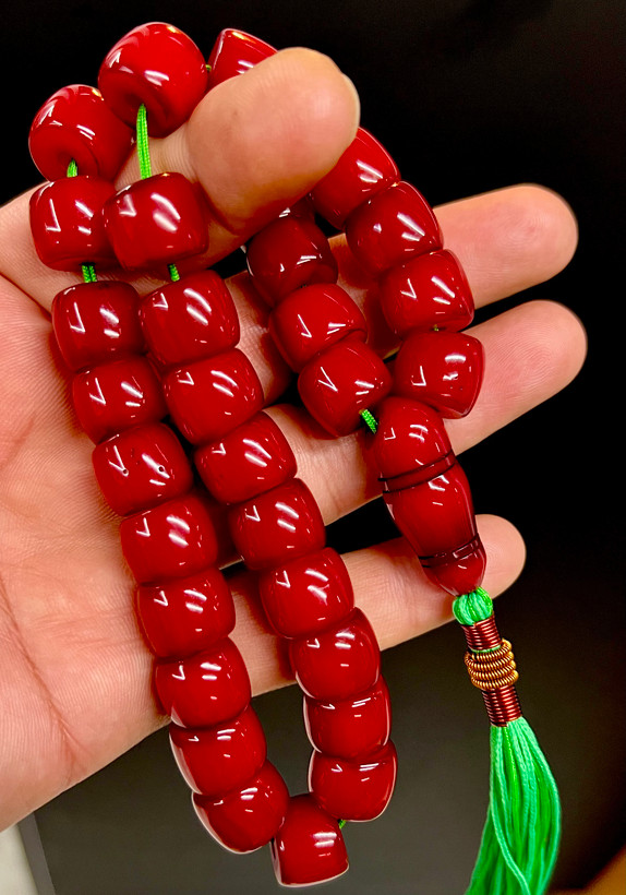 تسبیح کهربای کهنه آلبالویی چگالی دار خشک با تراش بی نظیر کد ۴۷۷