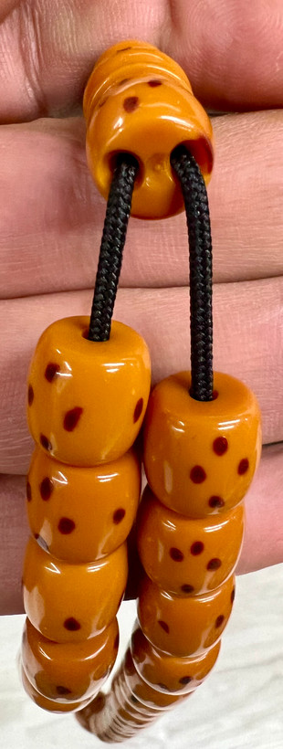 تسبیح سندلوس کهنه آلمان اصل ، چهارخال و رنگ اورده ، معطر و بودار کد ۴۷۳